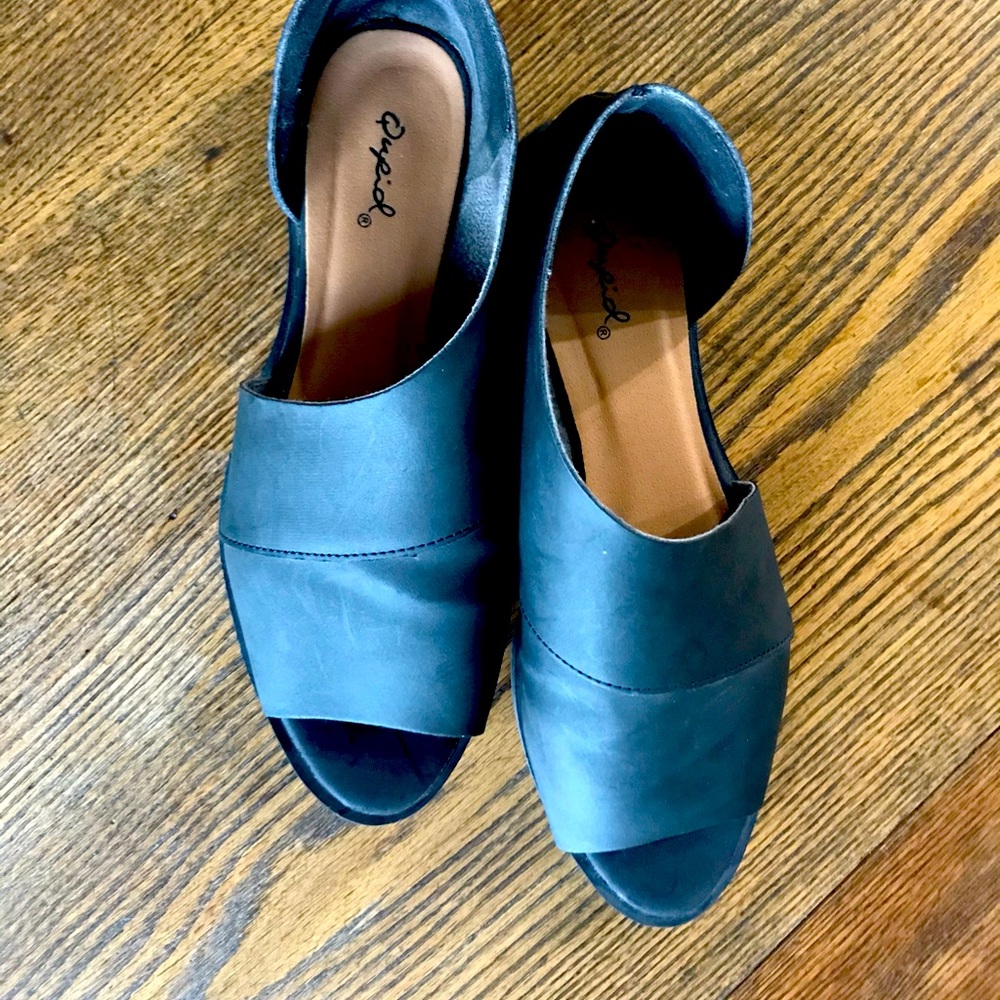 Qupid matte black slip ons, size 6.5